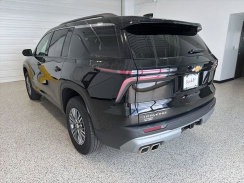 Used 2025 Chevrolet Traverse LT FWD image 4