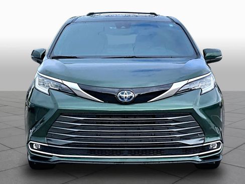 Used 2025 Toyota Sienna Limited AWD/4WD image 4
