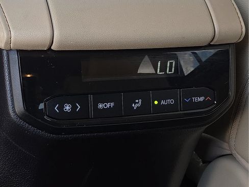 Used 2023 Toyota Highlander XLE FWD image 11