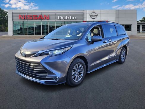 Used 2023 Toyota Sienna XLE image 1