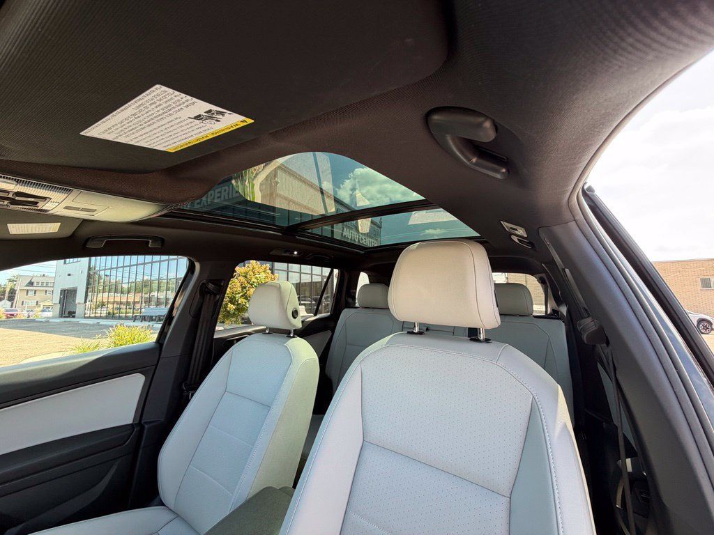 Used 2020 Volkswagen Tiguan SE R-Line FWD image 9