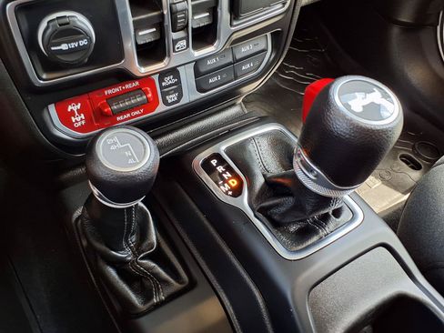 Used 2024 Jeep Wrangler Unlimited Rubicon w/ Convenience Group AWD/4WD image 14