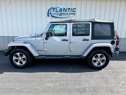 Used 2017 Jeep Wrangler Unlimited Sahara w/ Connectivity Group AWD/4WD image 2