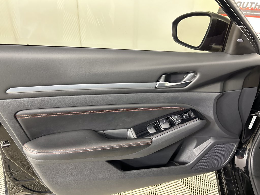 Used 2023 Nissan Altima 2.5 SR FWD image 11
