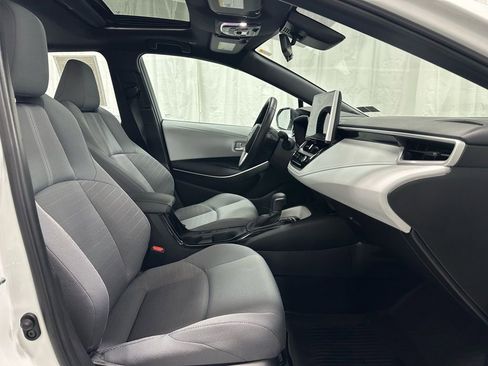 Used 2025 Toyota Corolla SE w/ SE Premium Package image 59