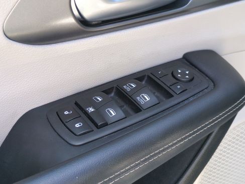 Used 2023 Chrysler Pacifica Touring-L FWD image 15