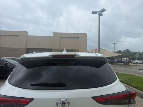 Used 2020 Toyota Highlander XLE image 4