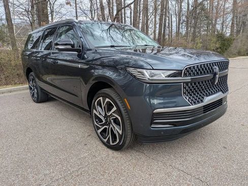 New 2025 Lincoln Navigator Reserve image 4