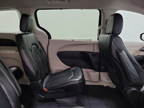Used 2023 Chrysler Pacifica Touring-L FWD image 19