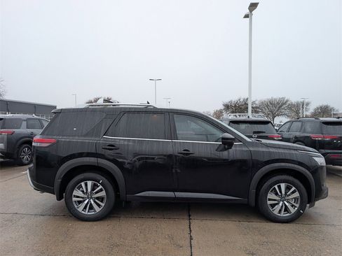 New 2025 Nissan Pathfinder SL image 3