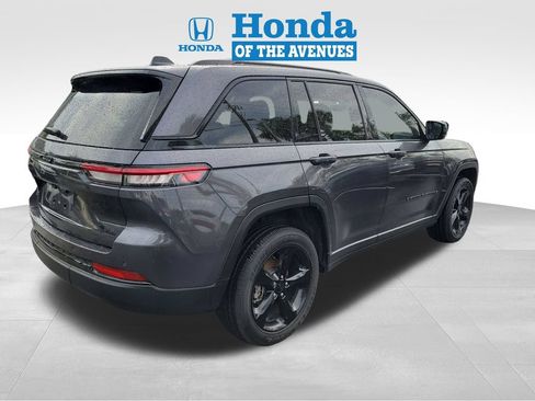 Used 2023 Jeep Grand Cherokee Altitude AWD/4WD image 4
