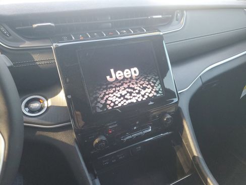 New 2025 Jeep Grand Cherokee Altitude image 15