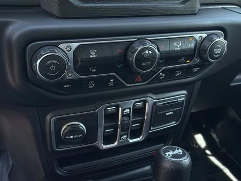 Used 2018 Jeep Wrangler Unlimited Sahara AWD/4WD image 30