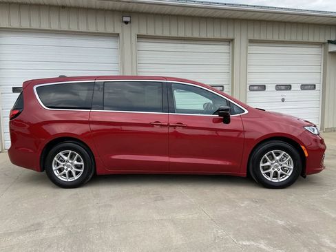 Used 2025 Chrysler Pacifica Select FWD image 7