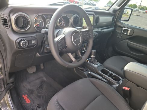 Used 2023 Jeep Gladiator Sport AWD/4WD image 19