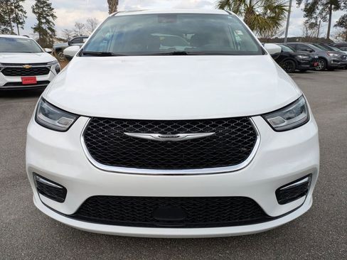 Used 2023 Chrysler Pacifica Touring-L image 9