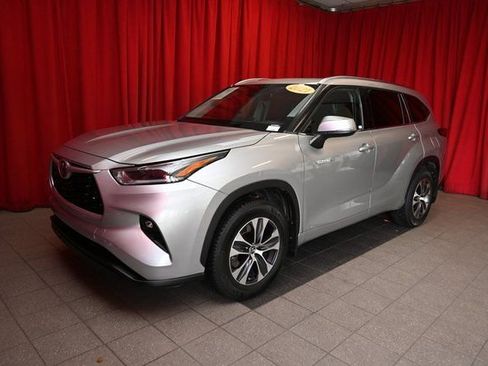 Used 2021 Toyota Highlander XLE image 1