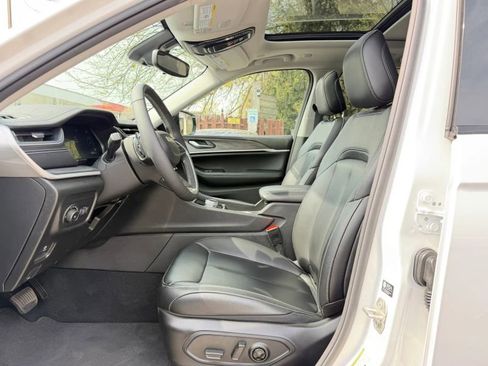 Used 2024 Jeep Grand Cherokee Limited image 10