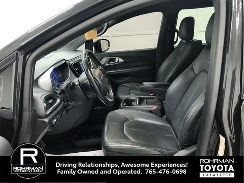 Used 2019 Chrysler Pacifica Touring-L w/ S Appearance Package FWD image 11