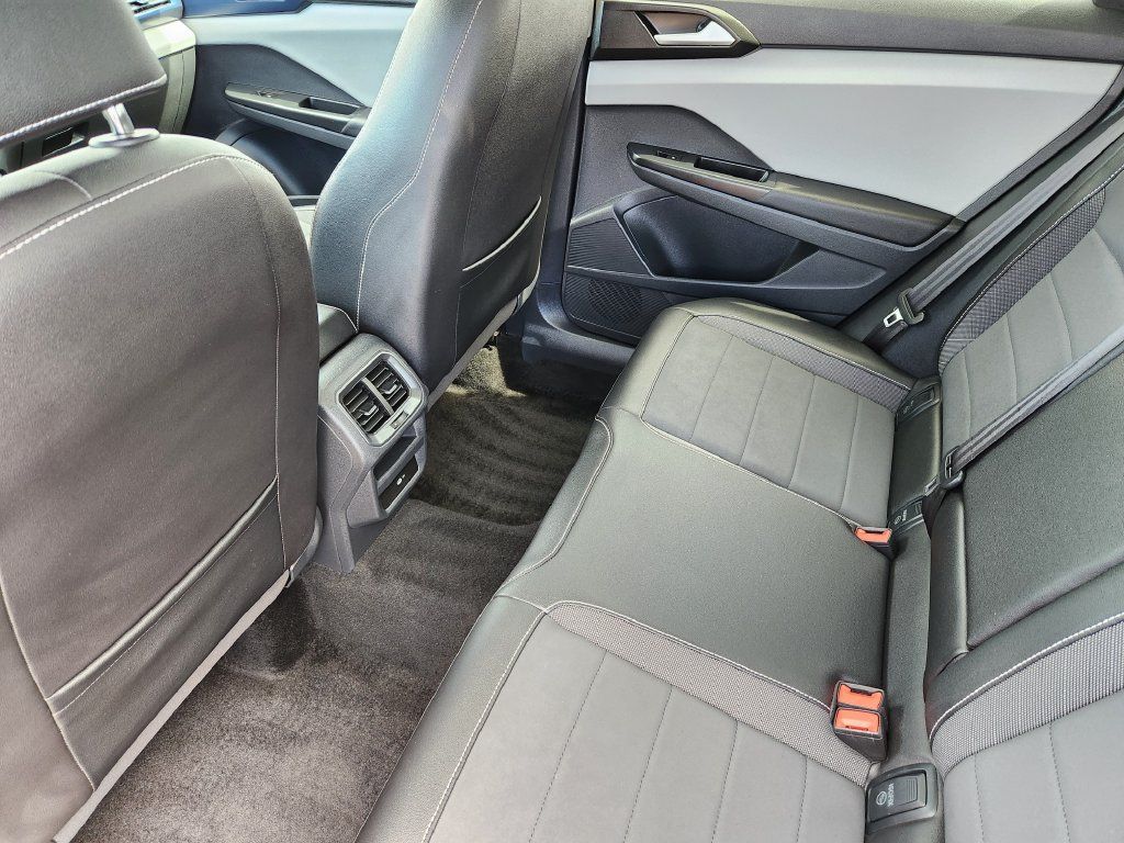 Certified 2023 Volkswagen Taos SE w/ Panoramic Sunroof Package AWD/4WD image 25