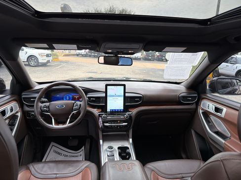 Used 2023 Ford Explorer King Ranch w/ Technology Package RWD image 32