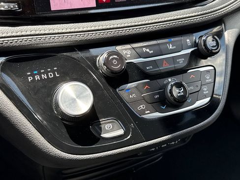 Used 2024 Chrysler Pacifica Limited FWD image 28