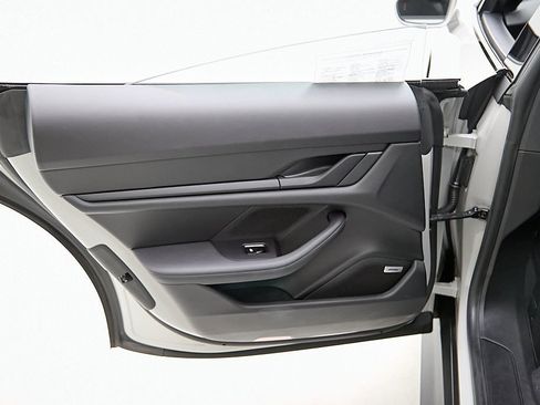 Used 2022 Porsche Taycan image 36