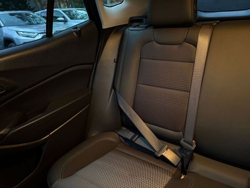 Used 2025 Chevrolet Trax LT image 37