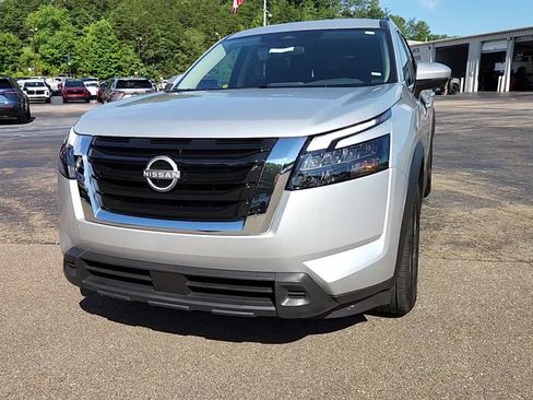 Used 2025 Nissan Pathfinder SV image 3
