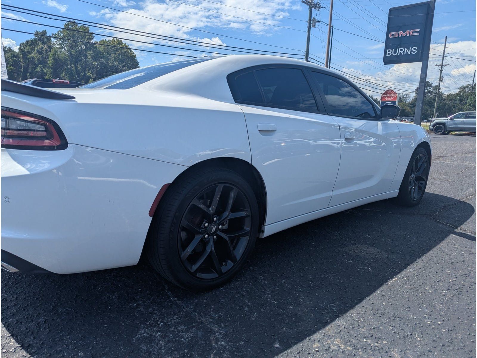 Used 2022 Dodge Charger SXT w/ Blacktop Package RWD image 3