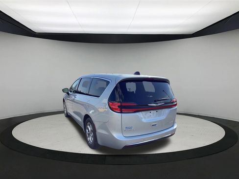 Used 2024 Chrysler Pacifica Limited FWD image 6