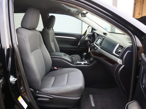Used 2019 Toyota Highlander LE image 17