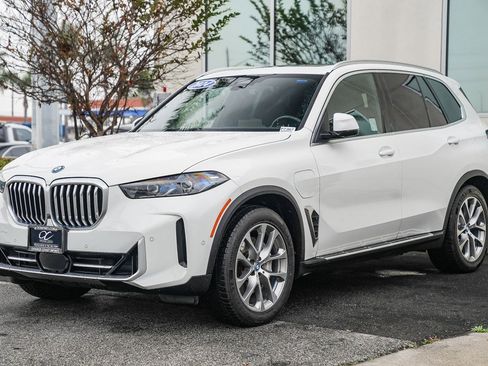 Used 2024 BMW X5 xDrive50e image 3