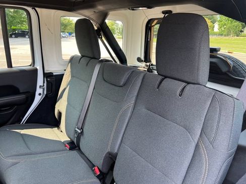 Used 2025 Jeep Wrangler Unlimited Sahara AWD/4WD image 25