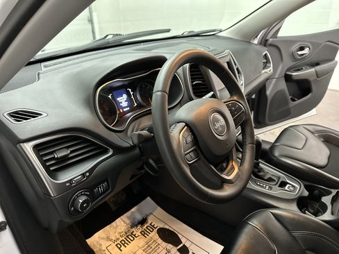 Used 2020 Jeep Cherokee Latitude Plus image 17