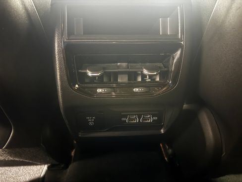 Used 2025 Jeep Grand Cherokee Altitude AWD/4WD image 39