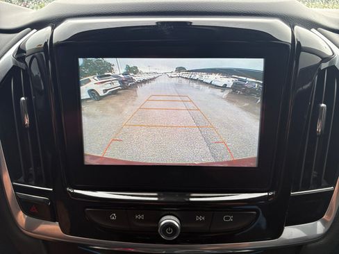 Used 2019 Chevrolet Traverse LT FWD image 15