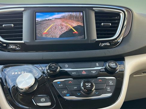 Used 2023 Chrysler Voyager LX image 22