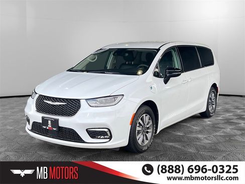 Used 2024 Chrysler Pacifica Select image 10