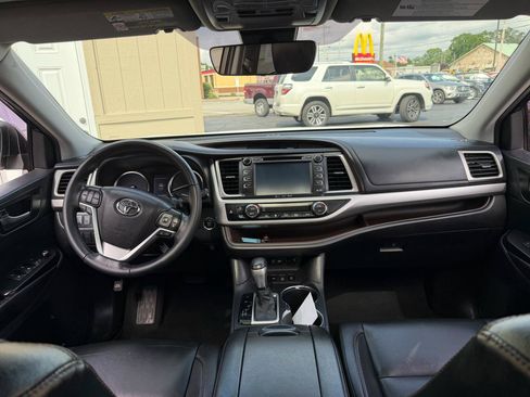 Used 2019 Toyota Highlander XLE AWD/4WD image 6