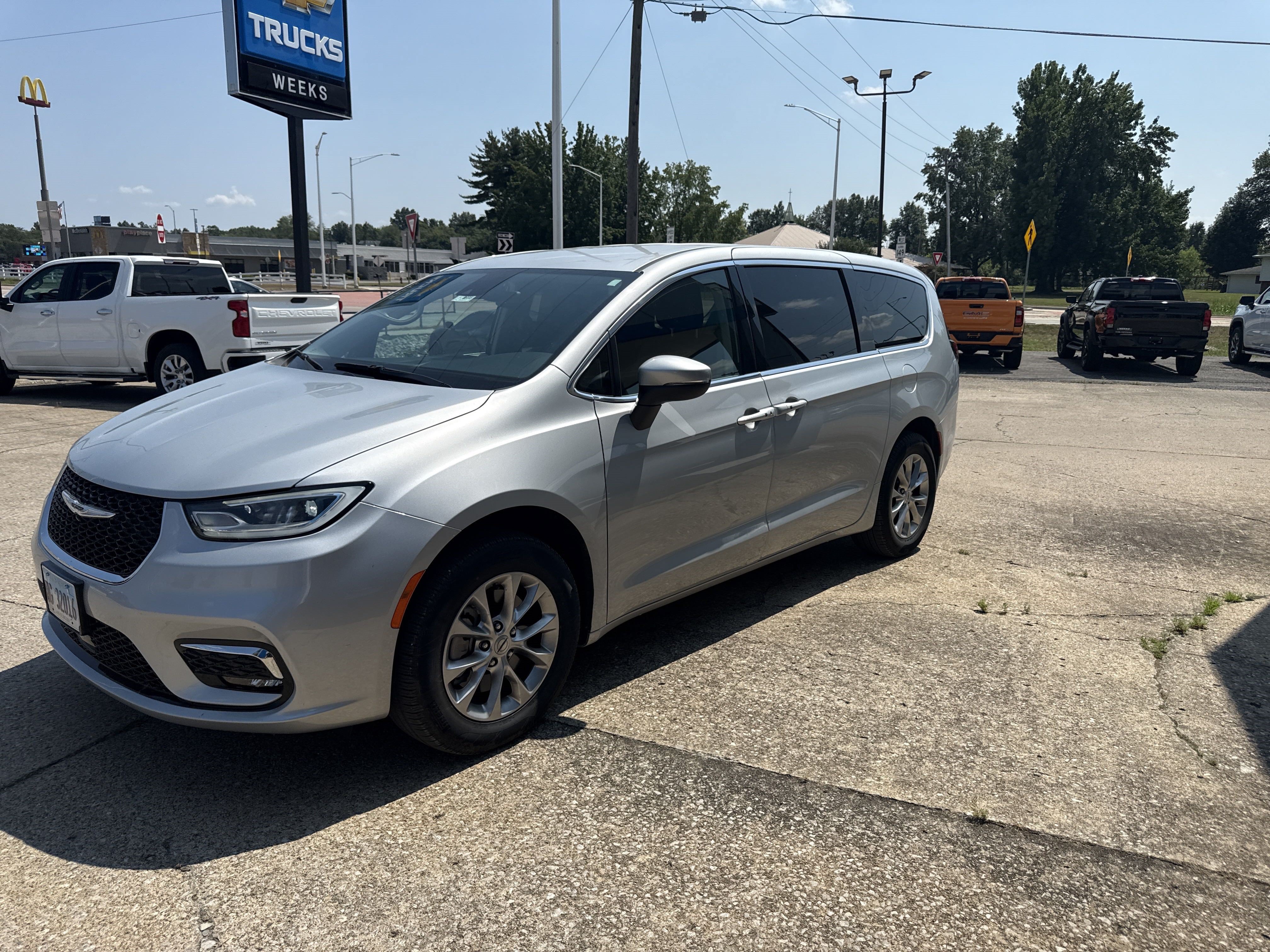 Used 2023 Chrysler Pacifica Touring-L AWD/4WD image 3
