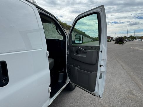 Used 2017 Chevrolet Express 2500 image 20
