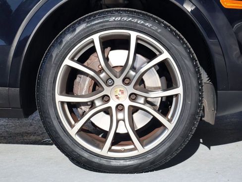 Certified 2022 Porsche Cayenne Platinum Edition image 27