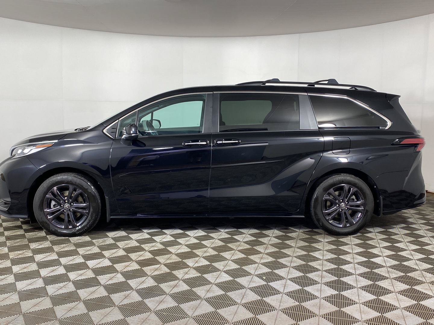 Used 2024 Toyota Sienna XSE w/ XSE Plus Package AWD/4WD image 3