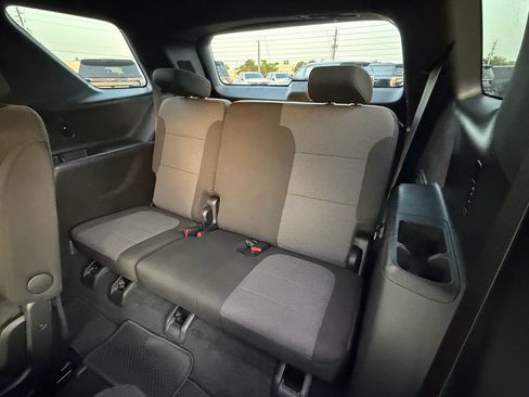 Used 2023 Chevrolet Traverse LT w/ LPO, Cargo Package FWD image 11