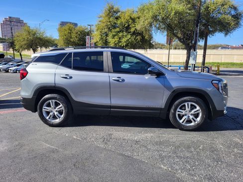 Used 2023 GMC Terrain SLE w/ Driver Convenience Package image 2