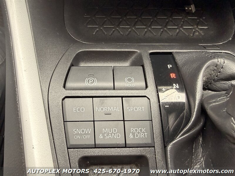 Used 2020 Toyota RAV4 XLE w/ Convenience Package AWD/4WD image 16