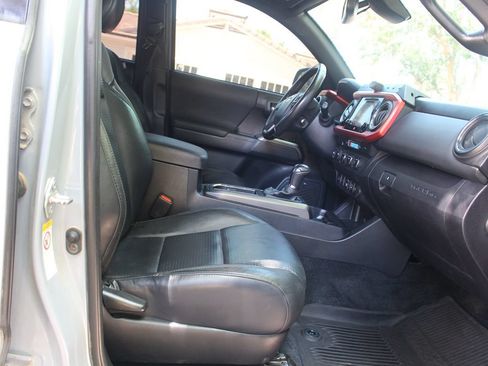 Used 2019 Toyota Tacoma TRD Off-Road AWD/4WD image 17