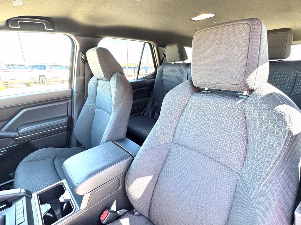 Used 2025 Toyota 4Runner SR5 AWD/4WD image 17