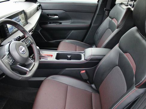 Used 2025 Nissan Kicks SR image 9